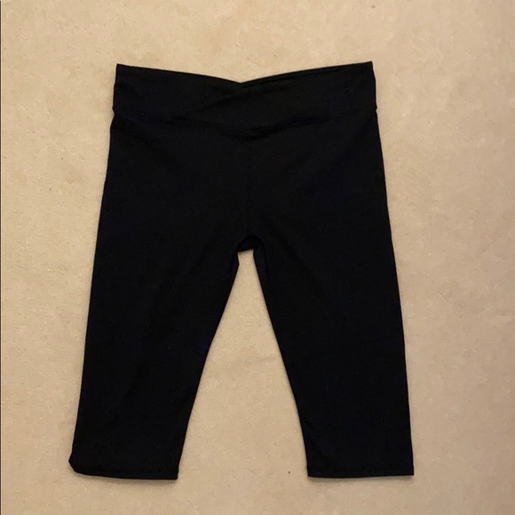 Fabletics black v waist cut capris - Picture 2 of 3